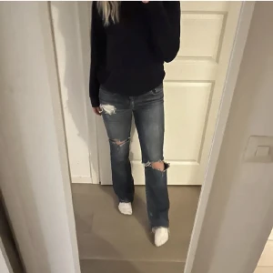 Lowwaist Levis Jeans  - Skitsnygga lowwaist levisjeans som ej kommer till användning längre. Bra skick förutom slitet i bak på bensluten, kom privat för bild på de eller om ni har andra frågor. Vid många intresserade startas budgivning!💕💕