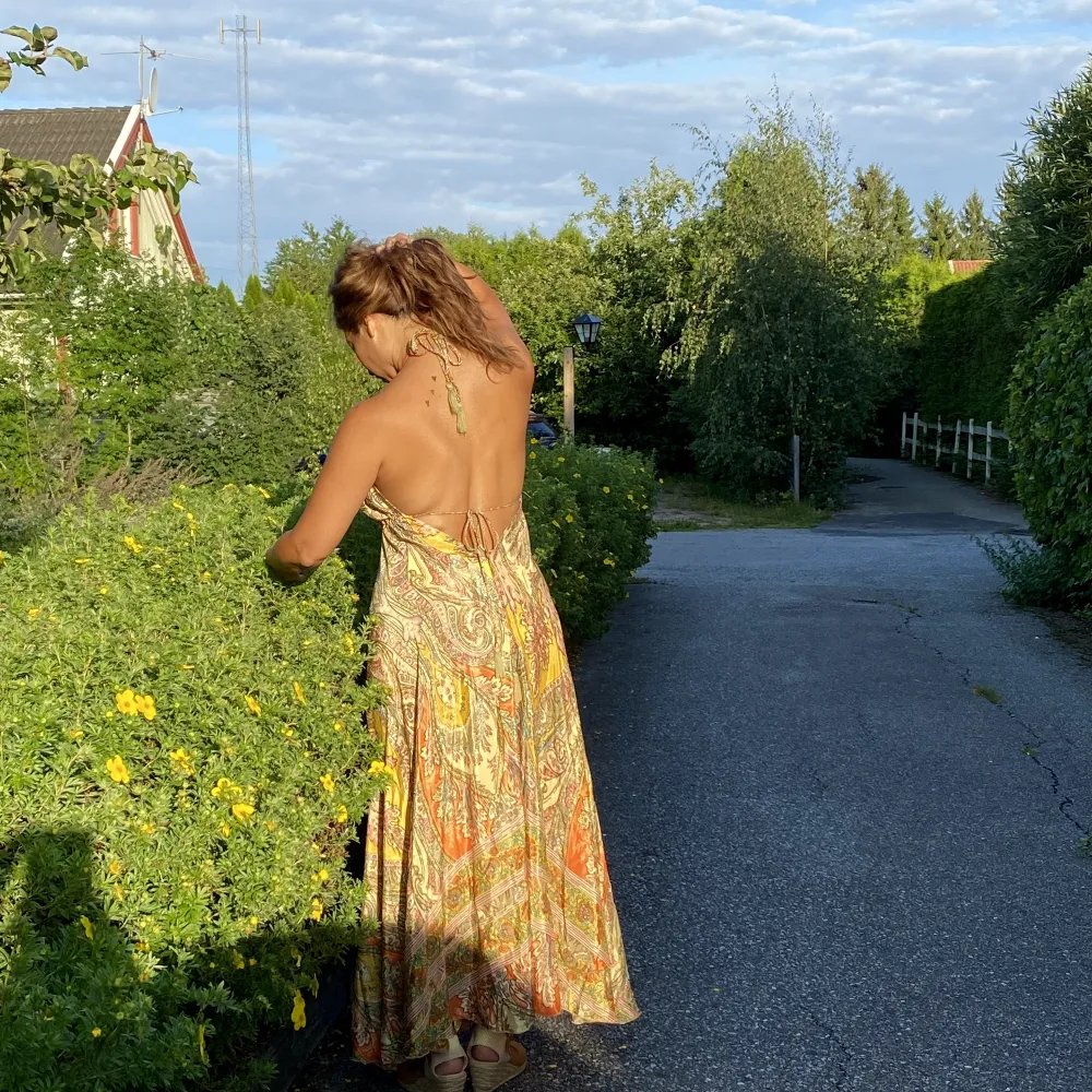 En sommarklänning 🦋 Jag är 160cm lång, så du kan bedöma själv om klänningen skulle vara för lång eller kort för  dig! klänningen är helt ny, och lappen sitter fortfarande på plagget . Du kan justera storleken till alla storlekar (S,M,L) ✨. Klänningar.