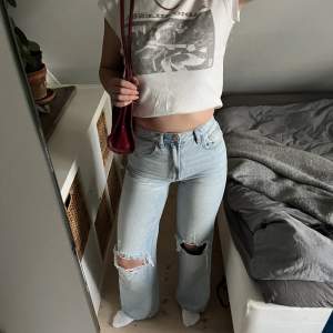 Dad jeans med ljustvätt i 90-talstil med slitningar. Knappt använda stradivarius jeans med högmidja. ”Long straight fit” med rosé knappar. Snyggt till vitt & en klick färg!