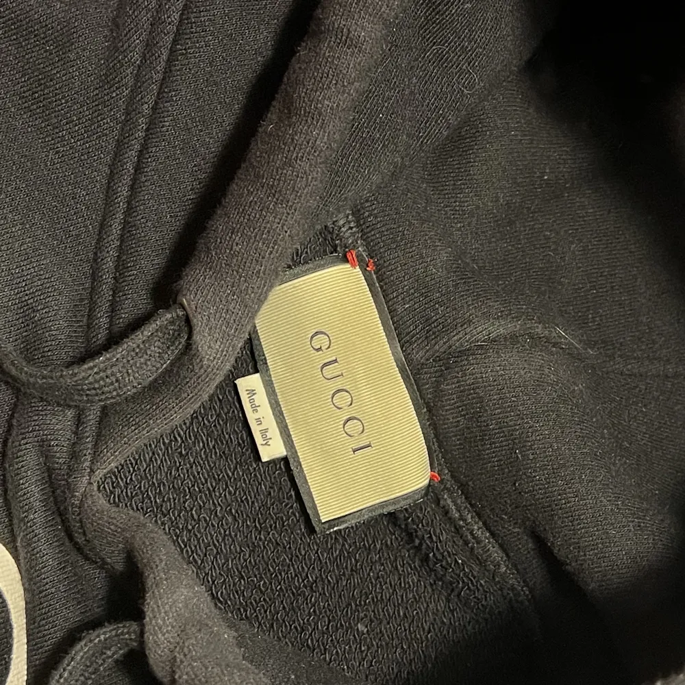Säljer grymt snygg men stilren Gucci hoodie, köpt i butik under resa till Italien så kvitto finns.  Skick 9/10, passform relaxad fit/oversized.  Ny pris 10 000. . Hoodies.
