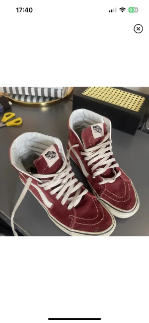 Vinröda vans - Superfina vinröda Vans i stl 39, köpte av hon på bilden och har en del slitningar, skicket är som på bilderna❤️❤️ 500+frakt