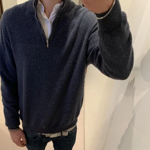 Softgoat tröja - Säljer nu min superfina softgoat halfzip i storlek Xl men den är ganska liten i storlek därmed passar den definitivt dig i storlek L. Skick 8.5/10. Nypris runt 2500kr. Materialet är 100% kashmir Hör av dig vid intresse! Perfekt nu till vinterkylan!