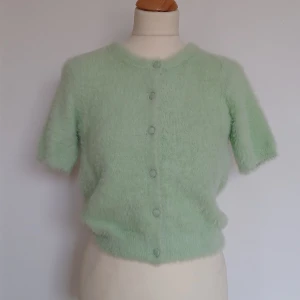 Fluffig kortärmad cardigan - Grön fluffig kortärmad kofta från Pimkie. Perfekt skick.
