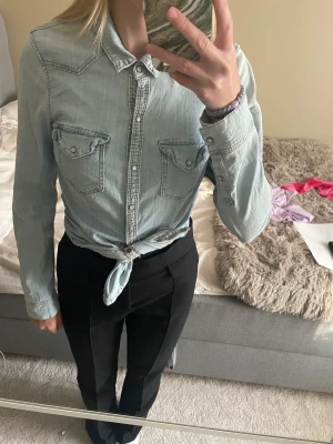 Jeans skjorta  - Super fin jeans skjorta som inte är så mycket använd och har två fickor i fram som jag tycker är jätte fint💕 säljer säljer då den inte kommer till användning och börjar bli lite liten💕
