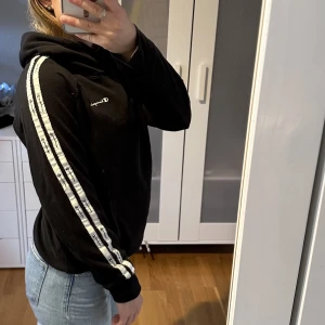 Champion hoodie - Säljer min champion hoodie med luva då den blivit för liten. En fin och skön hoodie som jag älskar. Inga defekter då den är  väl använd. Köparen står för frakten!