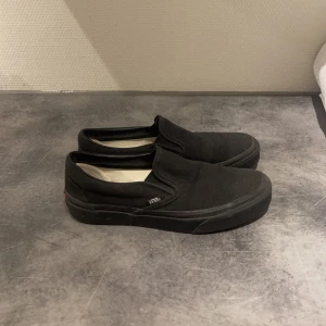 Vans, svarta  - Svarta Vans, nyskick🤍Passar mig som vanligtvis har 38/39 i storlek. Nypriset är ca 1 000kr