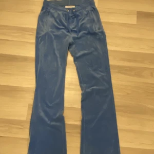 Juicy couture mjukisbyxor  - Säljer mina juicy byxor i st S  med anledning att dom aldrig kommit till användning.