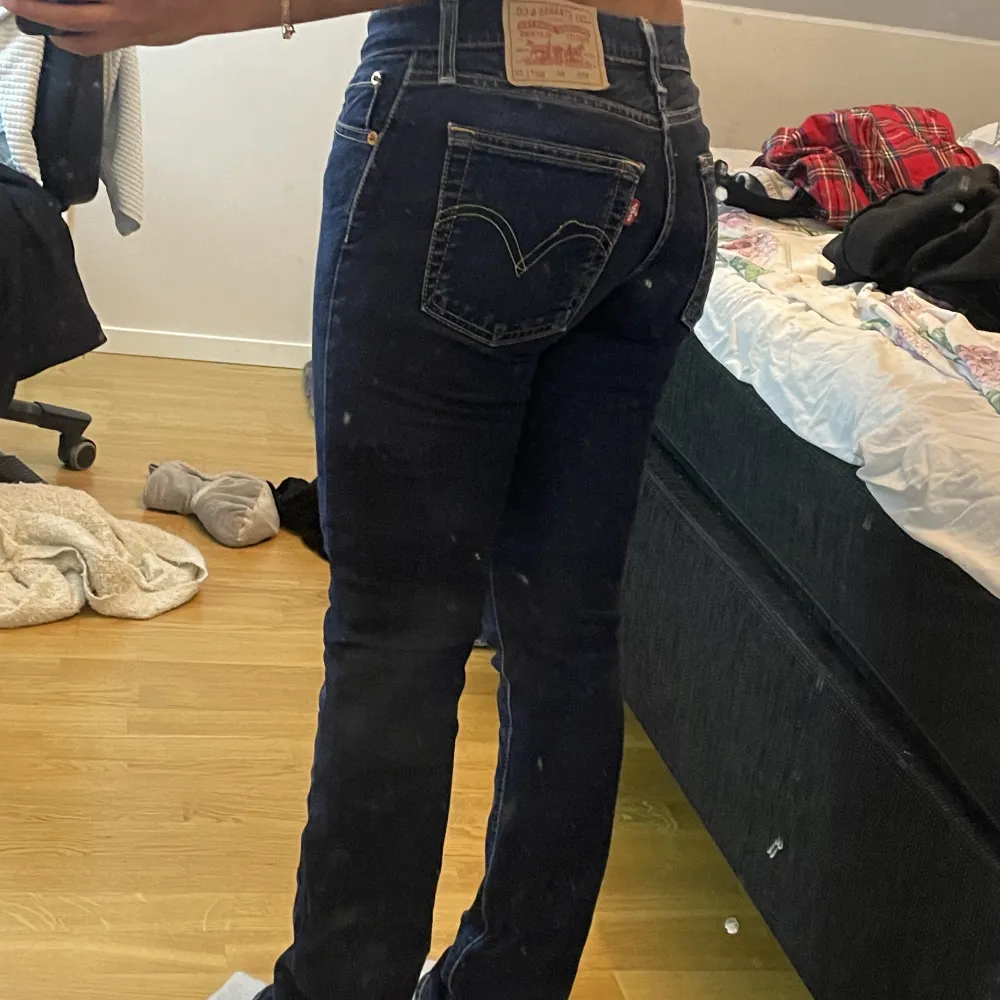 Säljer dehär lågmidjade Levis jeans åt en vän då hon inte använder dem längre. Dem är i mycket bra skick. Skriv privat för mer information💕. Jeans & Byxor.