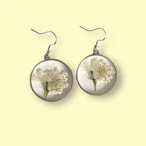 örhängen torkade blommor 🌸 - Säljer dessa örhängen med torkade blommor! 😍krokar i sterling silver 925🙌 pris 49kr styck, 15kr frakt vid köp genom swish privat, annars plicks fraktalternativ 💛 GRATIS frakt vid köp av tre par örhängen från min plicksida! kan vara från olika annonser! 🥰