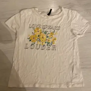 Säljer denna T-shirt med blommor och en text på, använt fåtal gånger (ej gratis frkat) storlek XS