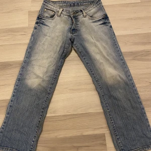 Lågmidjade jeans - Jätte söta lågmidjade jeans med rosa kronor på fickorna i st S