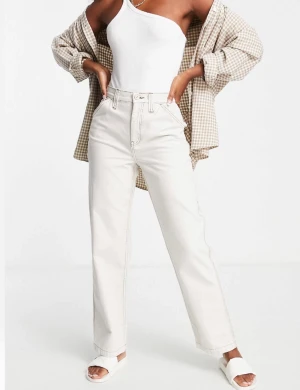 Vita cargo byxor med bruna sömmar - Säljer ett par sjukt snygga vita cargobyxor från ASOS, inköpta för 399kr säljes för 150kr. Tycket jeansen är riktigt häftiga men tyvärr passar de inte riktigt mig och är därför endast använda en gång och är i nyskick.