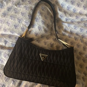 Väska - Intressekoll på min super fina guess väska den är i gott skick och har inga defekter säljer då den tyvärr inte kommer till användning längre, utrumet är rimligt och man får plats med en hel del, köpt för cirka 1295kr