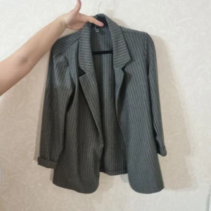 Mjuk kavaj 44 - Stretch och kan röra sig helt i den. Mörkgrå med vita ränder.