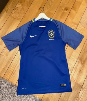 Brasilien match fotbollströja borta 2016 - Nike Brasilien match fotbollströja borta 2016 i storlek S. Superfint skick.