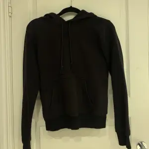 Basic svart hoodie från H&M, använd fåtal gånger, storlek S