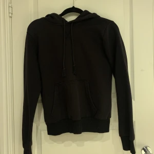 Svart hoodie från H&M - Basic svart hoodie från H&M, använd fåtal gånger, storlek S