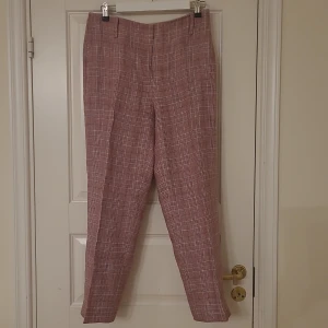 Rosamönstrade byxor - Rosamönstrade tygbyxor från Massimo Dutti. Har aldrig använts.