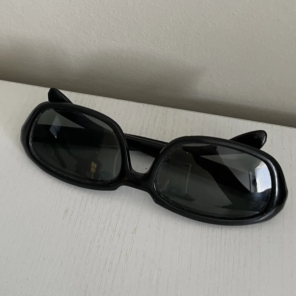 Svarta solglasögon som inte kommer till användning då jag har flera andra☀️. Accessoarer.