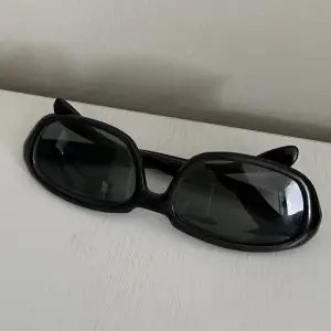 Svarta solglasögon som inte kommer till användning då jag har flera andra☀️