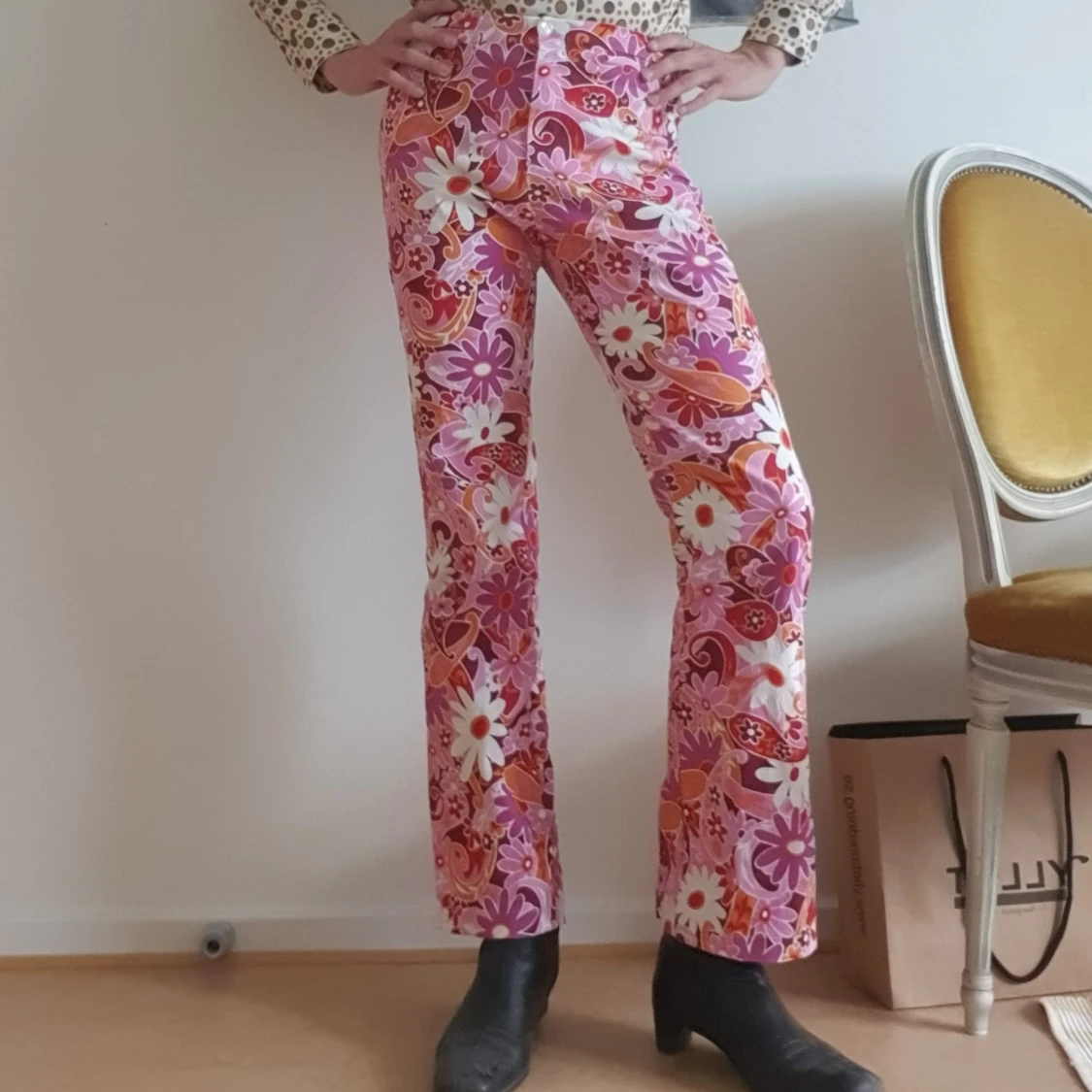 Blommiga 70-talsbyxor