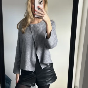 Kofta - Säljer denna så söta koftan💕