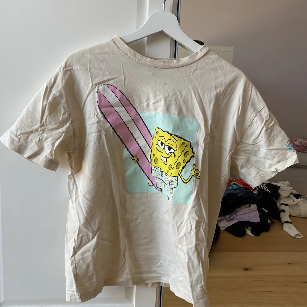 Svampbob fyrkant T-shirt från h&m. Och den är oversized och perfekt för sommaren efter man badat. T-shirts.