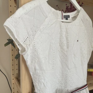 Tommy Hilfiger klänning  - Söt klänning från TH - perfekt till sommaren. Använd 1 gång så i nyskick! Köparen står för frakten🩵