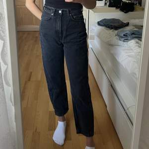 Svarta/mörkgrå jeans från weekday. Högmidjade mom jeans, modellen heter Meg. Använda ett fåtal gånger, mycket bra skick. Storleken är W26, L28. Passar XS/S.