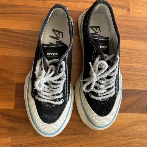 Eytys skor - Säljer mina sååå snygga skor från eytys då dom är lite stora för mig!! Använda kanske tre gånger så nästan helt nyskick🥰🥰strl 41, nypris 2500kr!