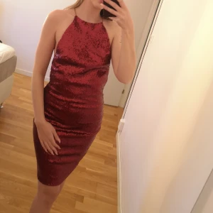 Paljettklänning  - Helt ny paljettklänning, så himla fin men jag är för kort tyvärr. Den är väldigt djup i ryggen så rekommenderar att man är lite länge än mig som är 158cm. Helt ny med prislappar 