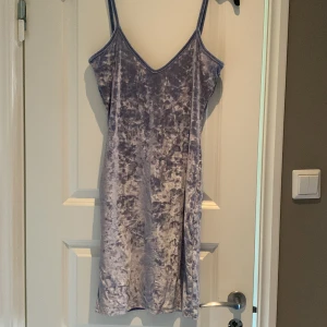 Klänning - Aldrig använd , lappen sitter kvar Sammetsmaterial