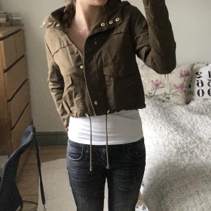 Jacka  - Cool croppad jacka i militärbrun/grön färg! Står ingen storlek men skulle säga en S. Jättebra skick, inga defekter❤️