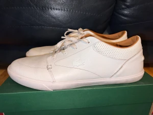 Lacoste Skor - Ett par Lacoste skor som bara legat o dammat i min hylla som har använts ett par gånger. Skicka 7/10 ser väldigt fräscha ut. Kommer med kartong men tyvärr inget kvitto. 