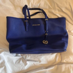 Blå Michael Kors shopper  - Köpte denna i USA 2014, ganska sliten i handtagen och lite fläckar i tyget på insidan - inte testat att få bort. Annars funkar den fint! Köpte den för 2-3000 kr. Har tyvärr ej kvitto eller äkthetsbevis då den köptes för många år sen.