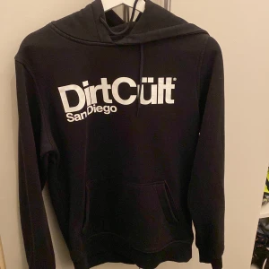 hoodie - säljer en svart dirtcült hoodie då den ej används längre. använd fåtal gånger. köparen står för frakten💓