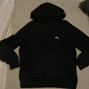 Stussy hoodie - Tjena tjena! Säljer nu en svin fet och clean Stussy hoodie, tröjan har inga defekter och är i bra skick. 