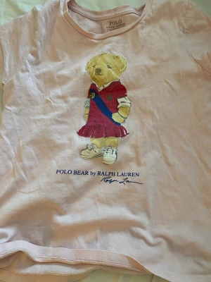 POLO BEAR by RALPH LAUREN  - Säljer denna fina polo tröja pågrund av att den är för liten 🫶🏻 väl använd men finns mycket kvar att ge 