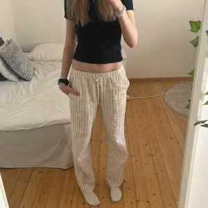 Randiga linnebyxor  - Säljer då jag har två par, från Madlady i storlek xs/Tall org pris 699kr. Helt nya aldrig använda (orkar inte skicka tillbaka) Passar ngn mellan 168-178 typ 
