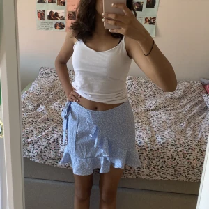 Volang kjol❤️ - Jättesommrig volang kjol som passar till allt!! Bekväm och sparsamt andvänd. Hör av dig vid alla möjliga frågor, svarar alltid💓Kan sänka pris 😊