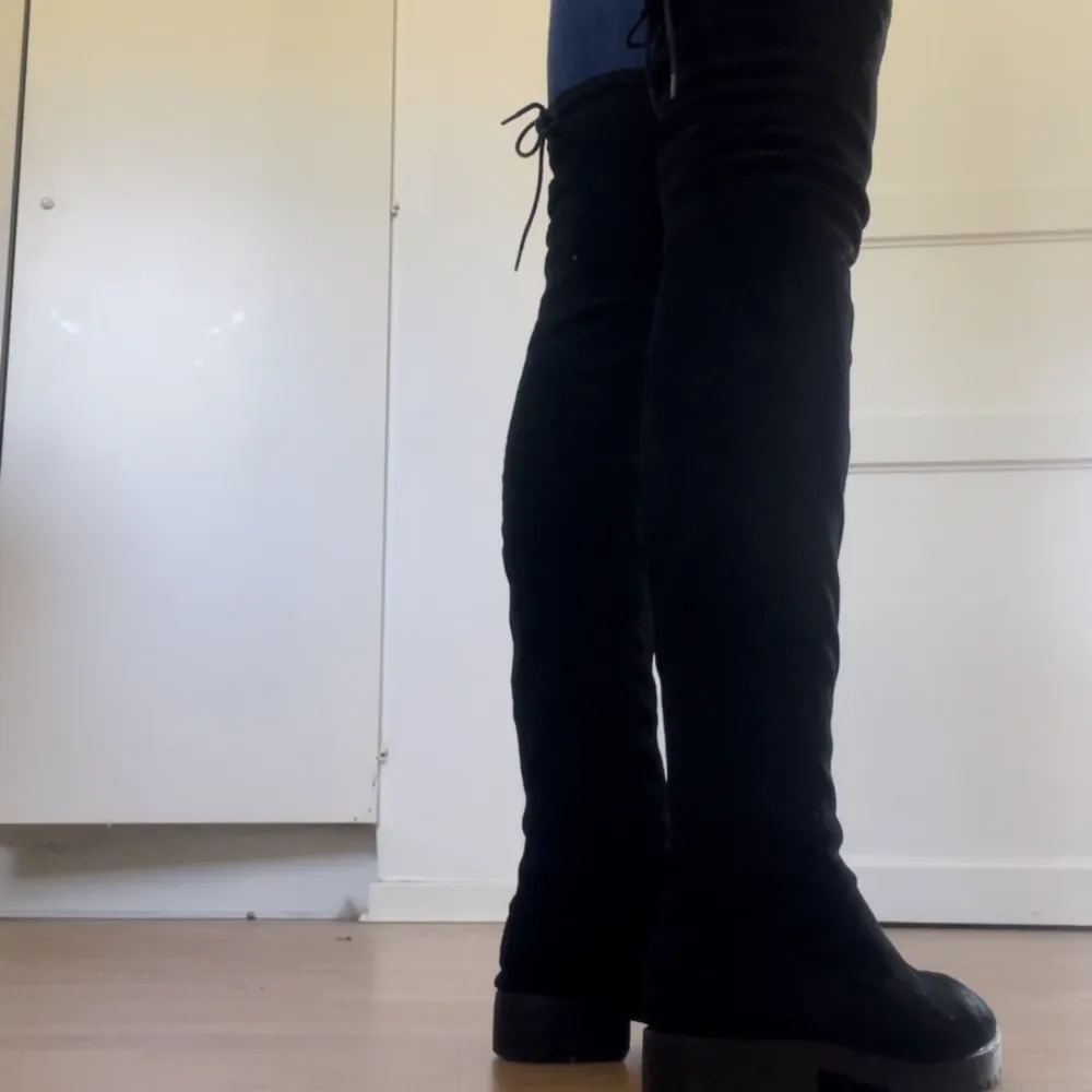 Svarta skor som går till över knäna på mig som är 1,71. Är i storlek 40, okänt märke. Använt fåtal gånger. Skor.
