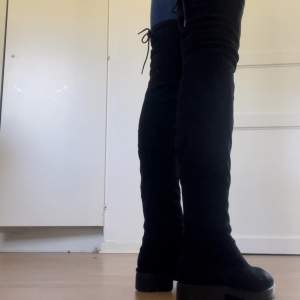 Svarta skor som går till över knäna på mig som är 1,71. Är i storlek 40, okänt märke. Använt fåtal gånger