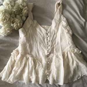 Världens finaste blus/topp! - Världens finaste blus/topp, så söt och fin till sommaren! Säljer då den är för liten för mig 😢  Finns en jätteliten ljusrosa fläck, syns knappt och man tänker inte på den alls. Storlek S  80kr plus frakt 