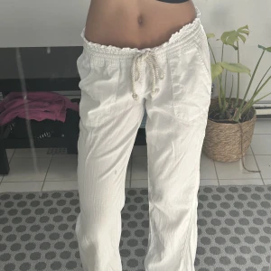 Roxy linnebyxor  - Letar efter någon som vill byta de populära Roxy linnebyxorna i S mot ett par i storlek XS! Nyskick endast använda tre gånger!💖Skriv pm om du vill byta🌸 