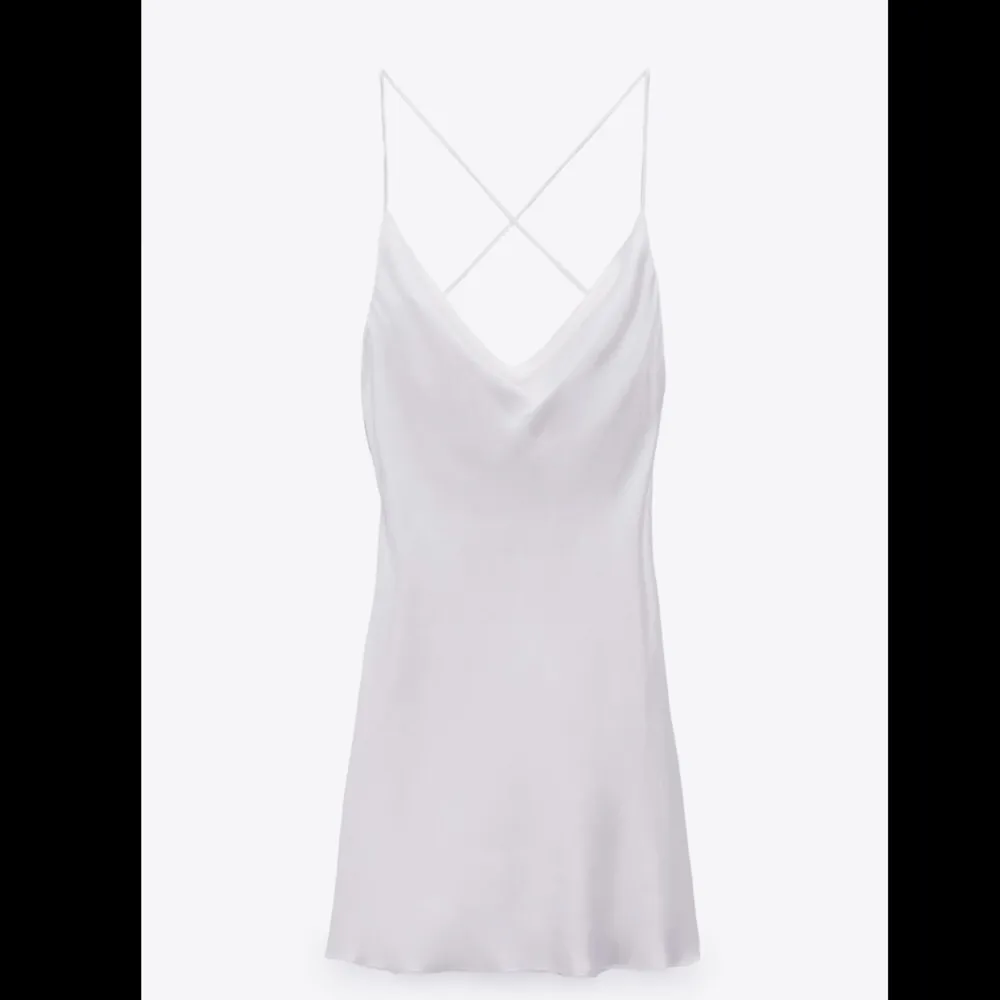 Supergullig vit klänning från zara, köpt för nått år sedan men endast använd en gång💗köpt för 359kr, priset kan diskuteras . Klänningar.