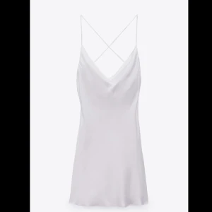 Klänning zara - Supergullig vit klänning från zara, köpt för nått år sedan men endast använd en gång💗köpt för 359kr, priset kan diskuteras 