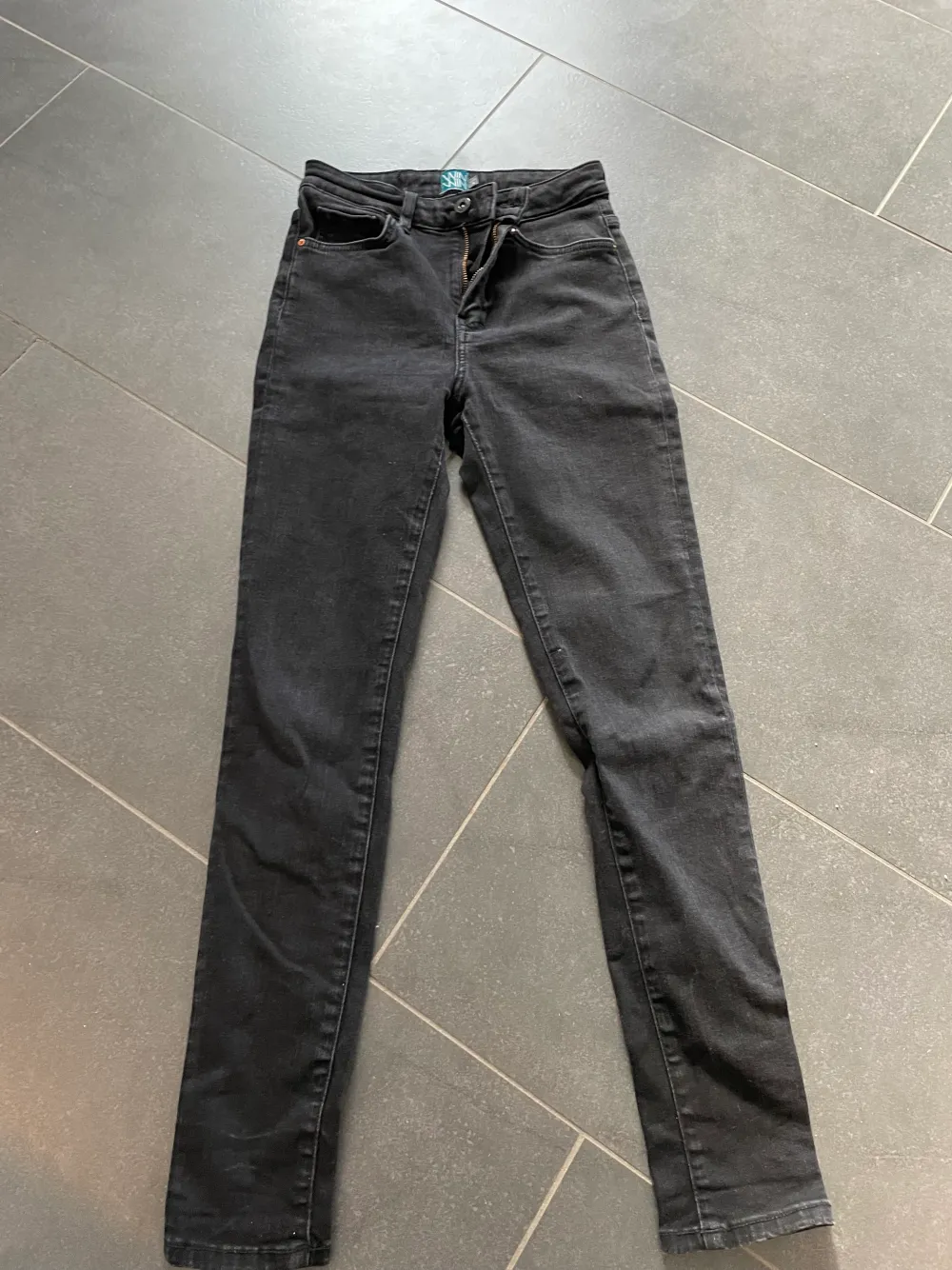 Fina jeans säljes för 100kr st. Storlek S-M. Jeans & Byxor.