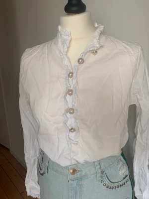 Blus - Super snygg blus  med guld knappar med pärlor,  behöver bara ångas upp. Aldrig använd 