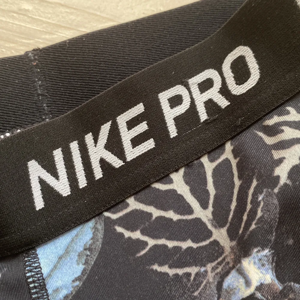 Säljer ett par Nike Pro byxor, dessa har inte blivit använda på ett tag så det är dags att sälja vidare de! Skicka vid intresse eller för fler bilder. Övrigt.