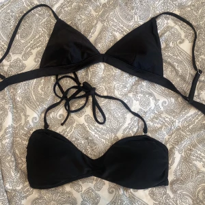 Bikini - Två stycken svarta bikinitoppar! Köp en för 50 eller få båda för 90.💖 Båda är storlek XS. Köparen står för frakt!